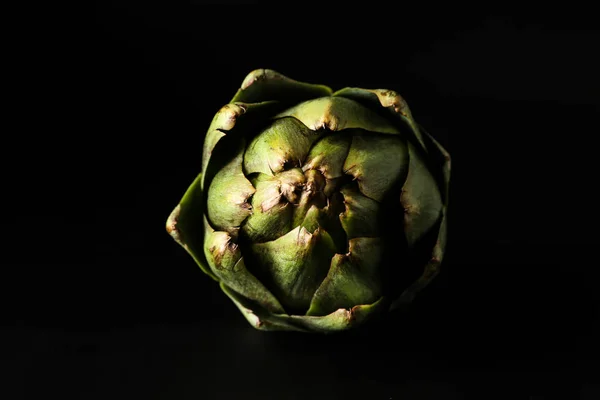 Rauwe Artisjok Zwarte Achtergrond — Stockfoto