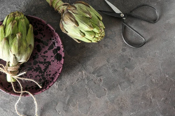 Plate Raw Artichokes Grey Table — Stock Photo, Image