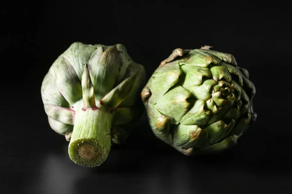 Ruwe Artisjokken Zwarte Achtergrond — Stockfoto