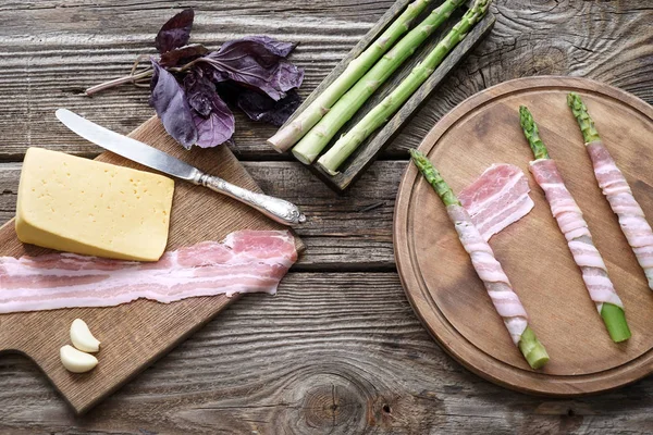 Pastırma kuşkonmaz malzemelerle ahşap masanın üzerine sarılmış.