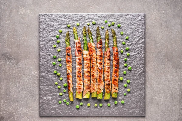 Bord Met Spek Omwikkeld Asperges Grijze Tafel — Stockfoto