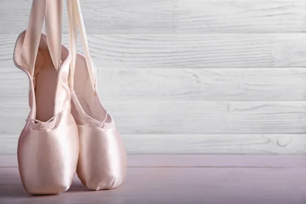 Ballet Schoenen Witte Houten Achtergrond — Stockfoto