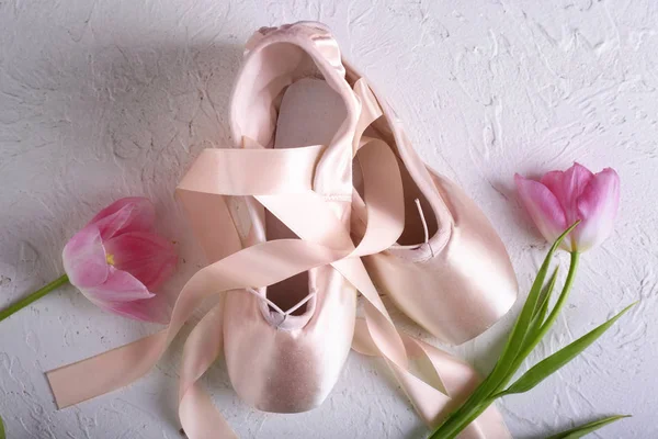 Balettskor Med Tulpan Blommor Vit Texturerat Bakgrund — Stockfoto