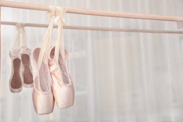 Sepatu Balet Tergantung Bar Studio — Stok Foto