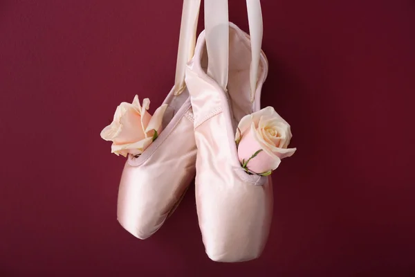 Ballet Schoenen Met Roze Bloemen Kleur Muur Opknoping — Stockfoto