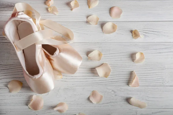 Balettskor Med Blomblad Trägolv — Stockfoto