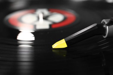 Modern DJ karıştırıcısında vinil disk, yakın plan