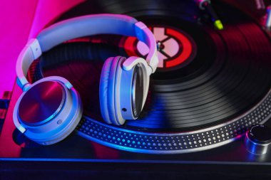 Modern DJ mikserinde kulaklıklar, yakın plan.