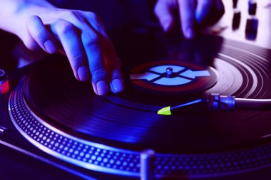Kadın Dj karıştırma müzik, portre