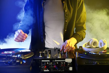 kadın Dj müzik karıştırma
