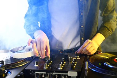 kadın Dj müzik karıştırma