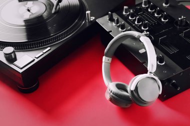 Renk arka plan üzerinde modern Dj Mikser ile kulaklıklar