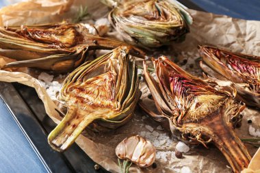 Enginar sac pişirme üzerinde pişmiş lezzetli