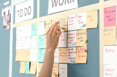 Genç kadının yanına scrum görev kurulu Office