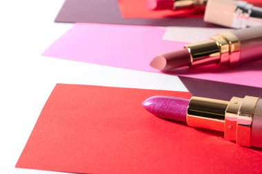 Açık renkli kağıda renk yaprak ile farklı Rujlar