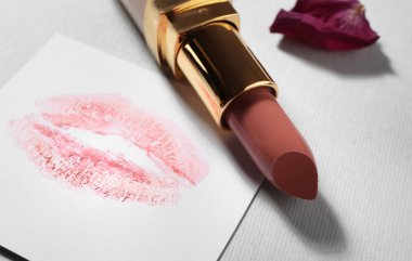 Ruj dudakları açık renkli, closeup baskı ile