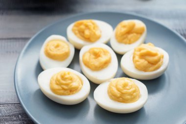 Tablo, closeup lezzetli baharatlı ve acılı yumurta ile plaka