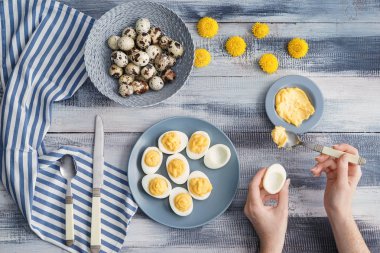 Ahşap masa üzerinde lezzetli baharatlı ve acılı yumurta hazırlama kadın