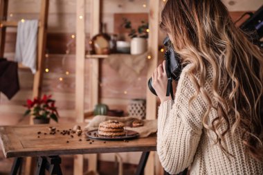 Ev stüdyosunda çalışan yiyecek fotoğrafçı