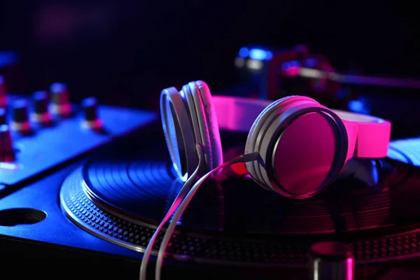 Headphones Modern Mixer Closeup — Stock Photo, Image