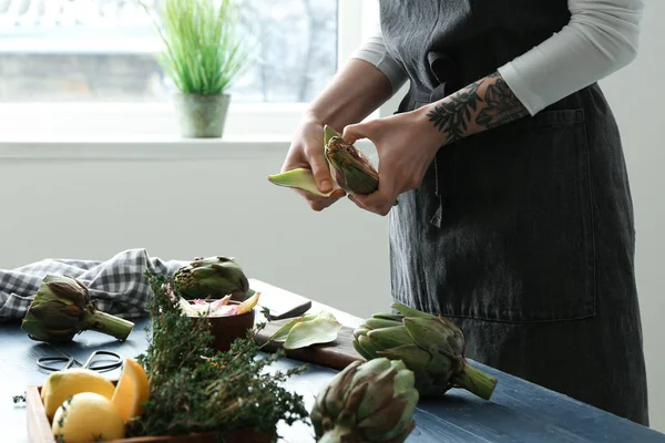 Woman Preparing Tasty Raw Artichokes Kitchen — Stock Photo, Image