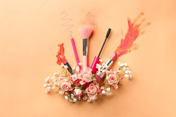 Composition Avec Cosmétiques Maquillage Fleurs Sur Fond Couleur — Photo