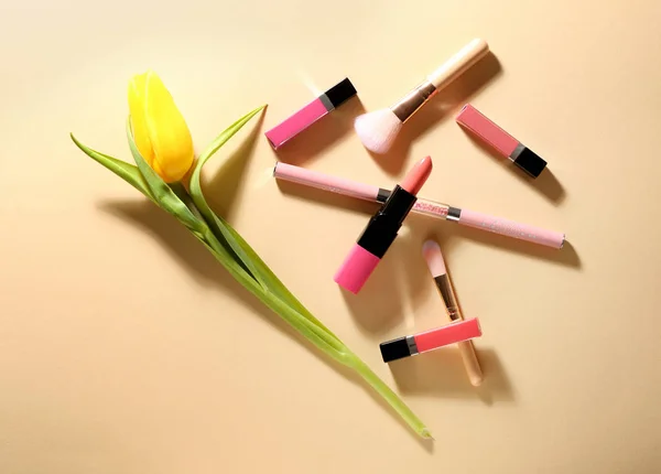 Verschiedene Lippenstifte Mit Tulpenblume Auf Farbigem Hintergrund — Stockfoto