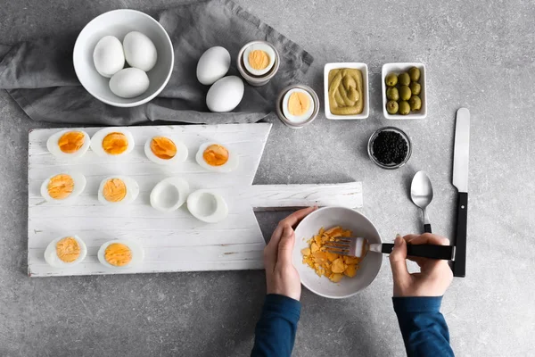 Mujer Preparando Sabrosos Huevos Diabólicos Mesa Gris — Foto de Stock