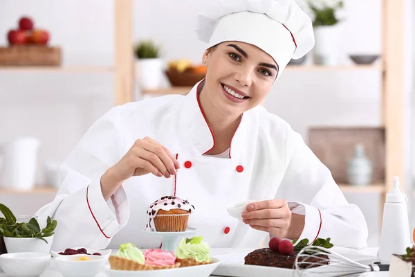 Νεαρή Γυναίκα Ζαχαροπλάστη Διακόσμηση Cupcake Στην Κουζίνα — Φωτογραφία Αρχείου