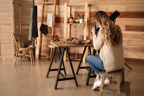 Fotógrafa Gastronómica Trabajando Estudio Doméstico —  Fotos de Stock