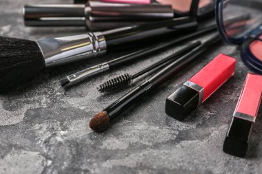 Profesyonel makyaj kozmetik gri masada fırçaları ile