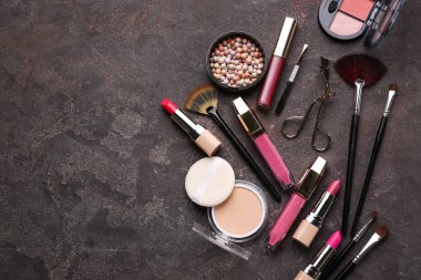 Profesyonel makyaj Kozmetik aksesuarlar gri arka plan üzerinde