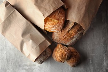 Lezzetli ekmek yapım ürünleri gri arka plan üzerinde ürün yelpazesine