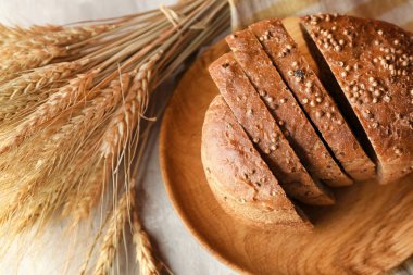 Masa lambası lezzetli ekmek ve buğday kulaklara plakalı