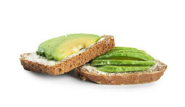 Beyaz arka plan üzerinde avokado ile lezzetli sandviçler