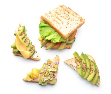 Beyaz arka plan üzerinde avokado ile farklı lezzetli sandviçler