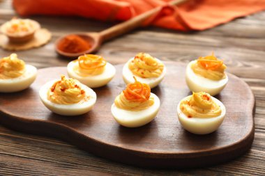 Ahşap masa üzerinde lezzetli baharatlı ve acılı yumurta