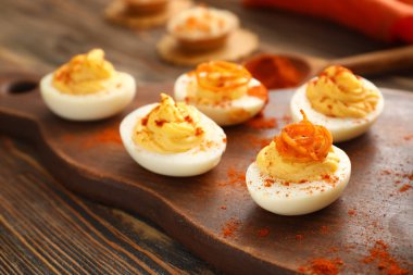 Ahşap masa, closeup üzerinde lezzetli baharatlı ve acılı yumurta