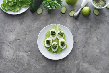Lezzetli baharatlı ve acılı yumurta ve ürünün gri tablo ile plaka