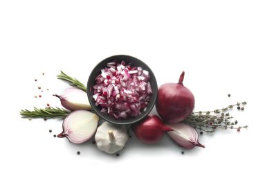 Çiğ soğan, otlar ve baharatlar beyaz arka plan üzerinde ile kase