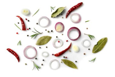 Soğan halkası ile baharat beyaz arka plan üzerinde