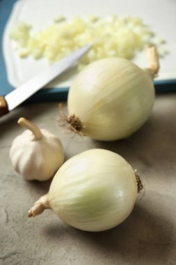 Gri zemin üzerine sarımsaklı çiğ soğan