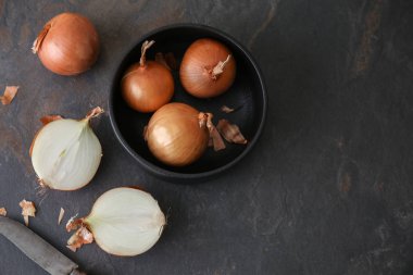 Gri masada çiğ soğan ile kase