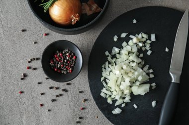 Çiğ soğan ve baharat gri tablo ile kayrak plaka