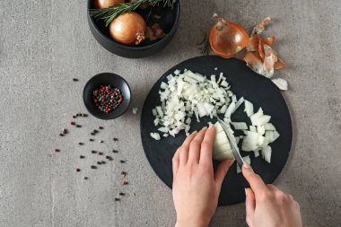 Kadın kesme çiğ soğan kayrak plaka üzerinde