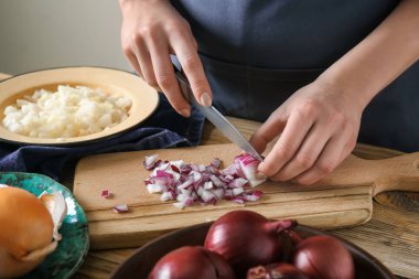 Kadın kesme çiğ soğan masada, portre