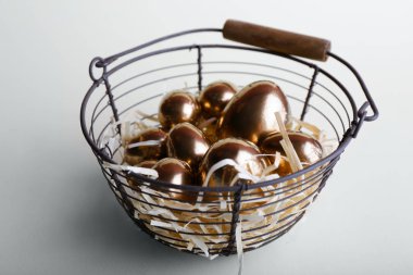 Sepet ve ışık arka plan üzerinde altın yumurta