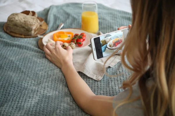 Fotografer Makanan Wanita Dengan Ponsel Mengambil Gambar Sarapan Enak Rumah — Stok Foto