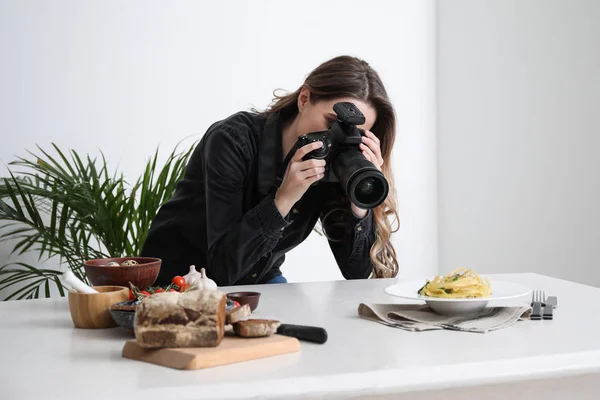 Női Élelmiszer Fotós Munka Otthoni Stúdiójában — Stock Fotó