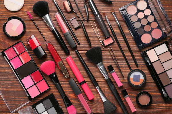 Professionell Makeup Cosmetics Med Tillbehör Trä Bakgrund — Stockfoto